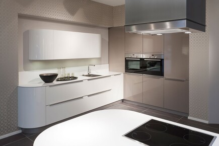 Aufs Bild klicken und die Hochglanzküche größer sehen! Aufs Bild klicken und die Hochglanzküche größer sehen!